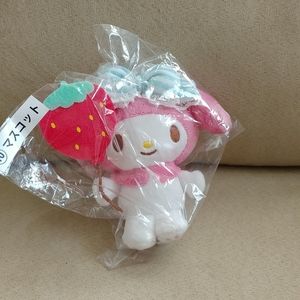 Sanrio My Melody small strawberry mascot plush (Strawberry Sweetness kuji)